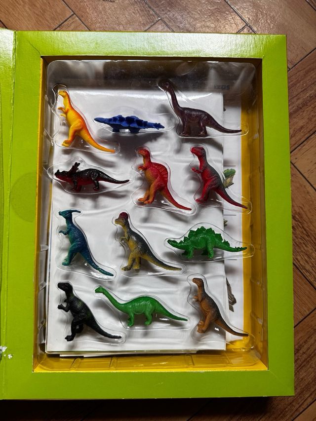 Libro y juguetes de Dinosaurios 