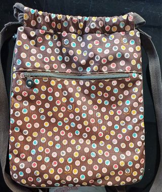 Mochila marrón con estampado de flores