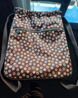 Mochila marrón con estampado de flores
