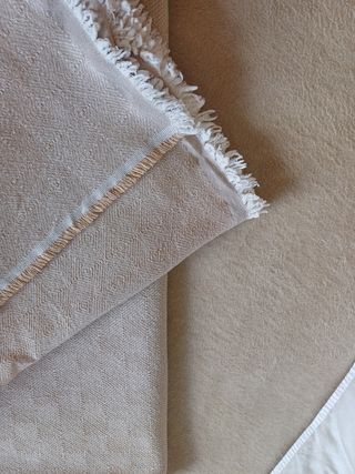 Manta multiusos beige con flecos.
