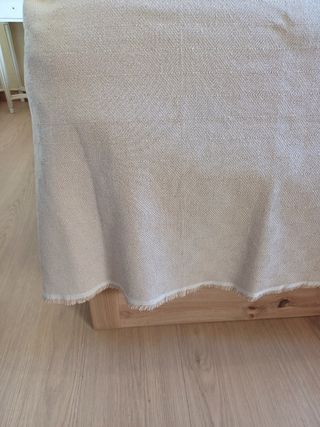 Manta multiusos beige con flecos.
