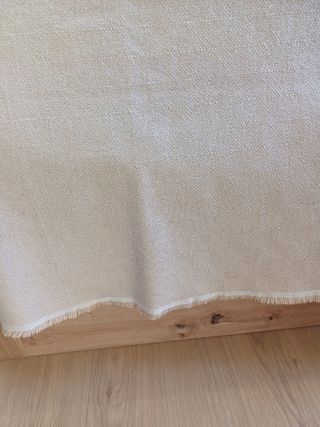 Manta multiusos beige con flecos.