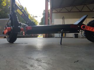 Patinete eléctrico negro y naranja