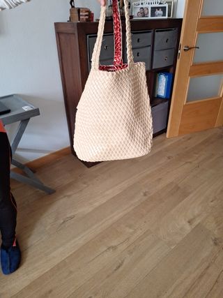 Bolso de mano tejido beige y rojo