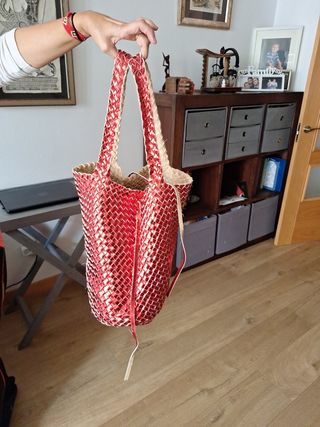 Bolso de mano tejido beige y rojo