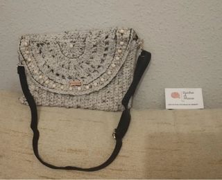 Bolso de crochet gris y blanco