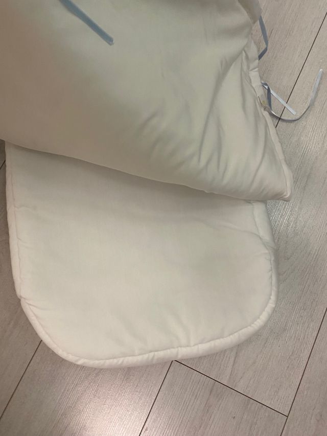 Saco capazo azul con colcha y lazo