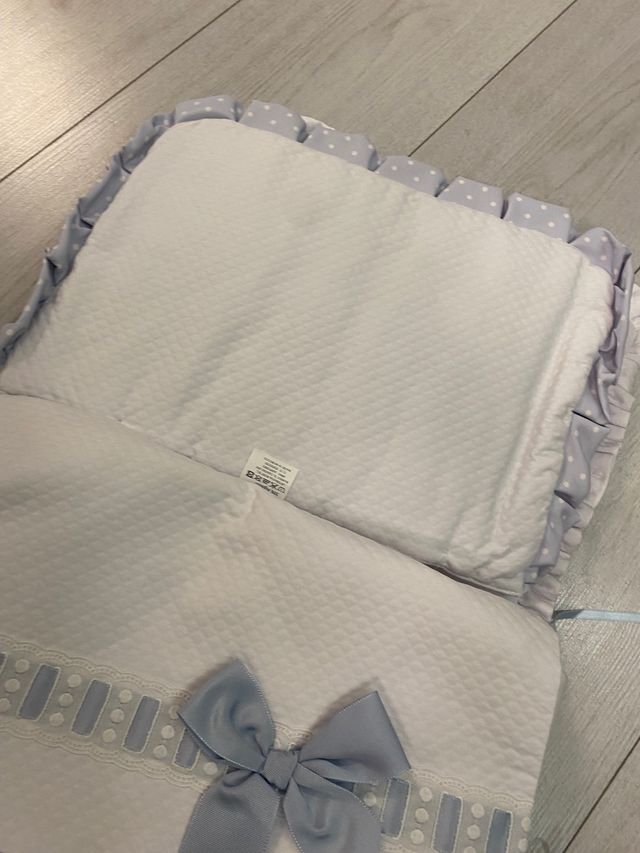 Saco capazo azul con colcha y lazo