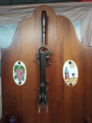 Cantinetta per vino in legno massello. Colore noce.