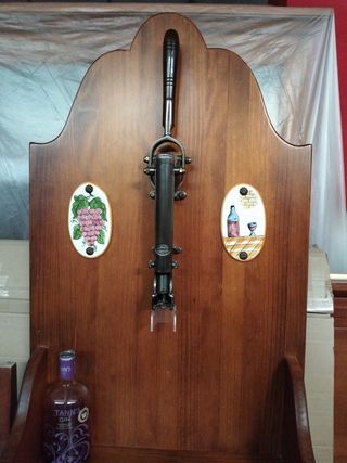 Cantinetta per vino in legno massello. Colore noce.