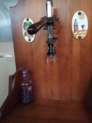 Cantinetta per vino in legno massello. Colore noce.