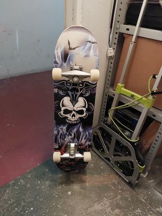 Skate con diseño de calavera y murciélagos