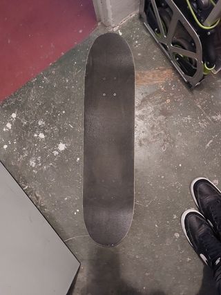 Skate con diseño de calavera y murciélagos