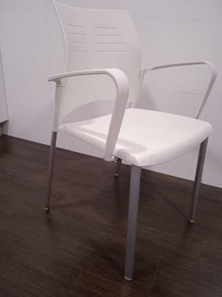 Silla de oficina blanca y plateada
