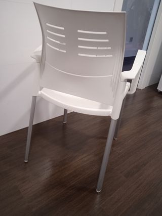 Silla de oficina blanca y plateada