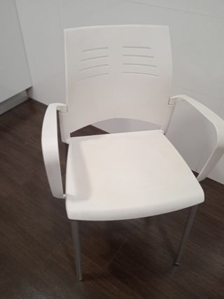 Silla de oficina blanca y plateada