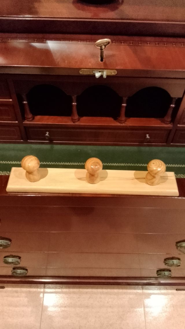 Percha de madera con tres colgadores