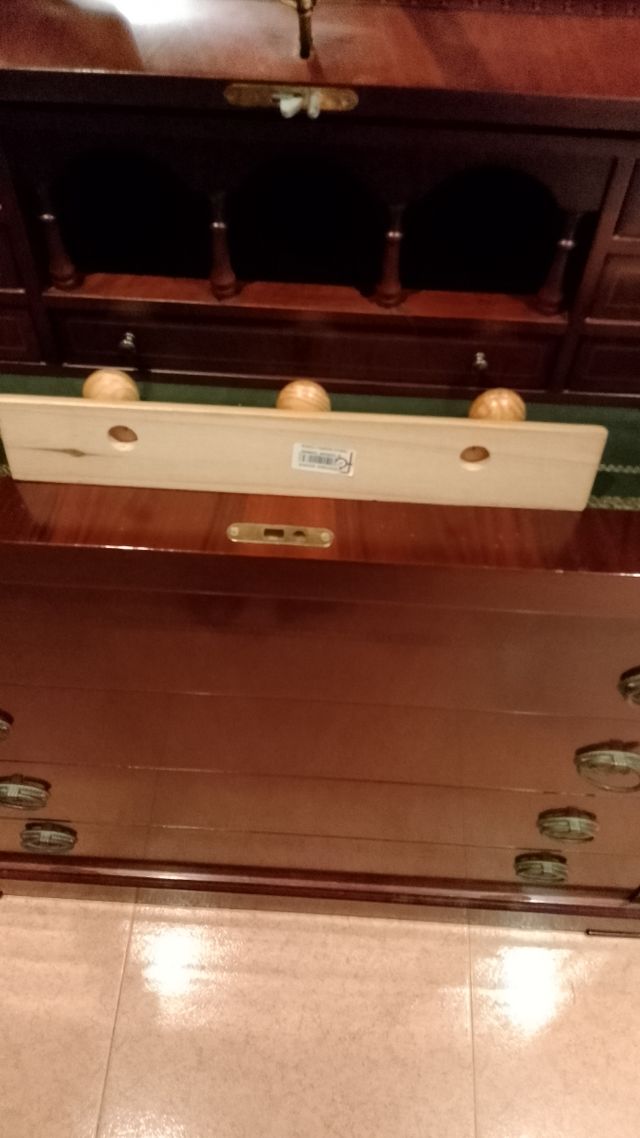 Percha de madera con tres colgadores