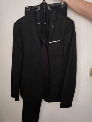 Traje de hombre negro, usado una vez 
