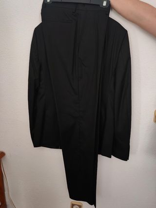 Traje de hombre negro, usado una vez 
