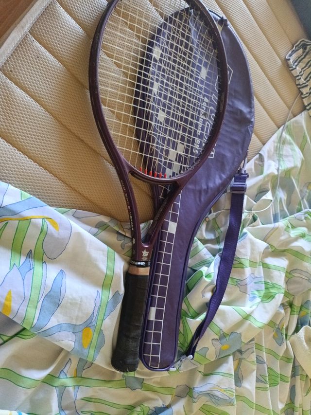 Raqueta de tenis con funda