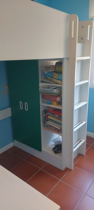 Litera Ikea con armario y escritorio