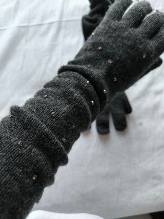 Guantes largos grises con pedrería