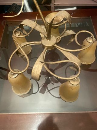 Lámpara de salón dorada con tulipas