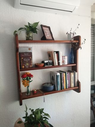 Estantería de madera rústica