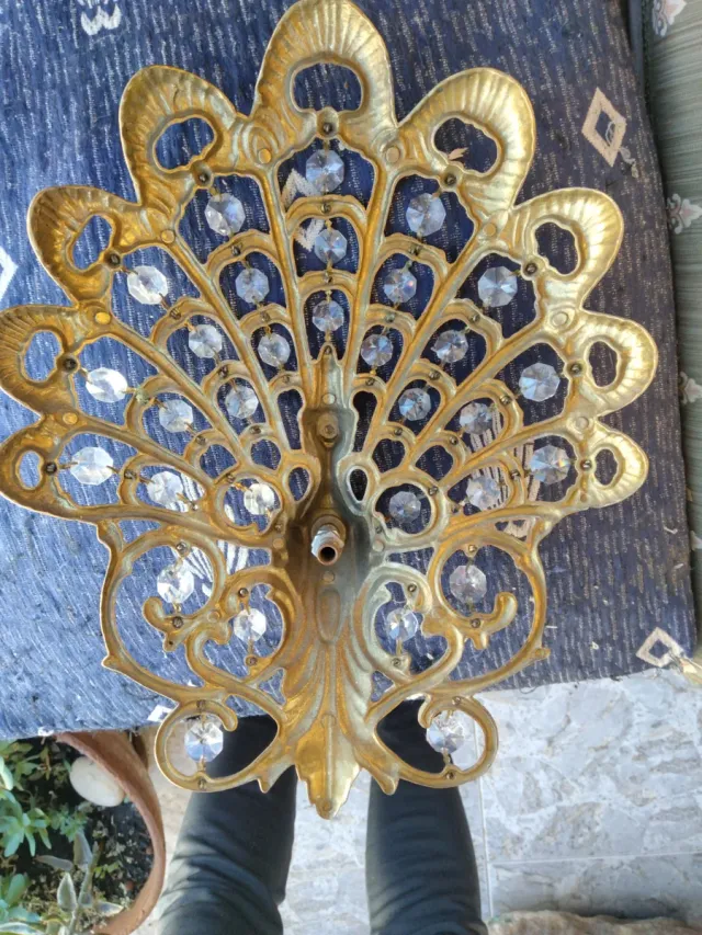 Lampada da parete decorativa in metallo e vetro