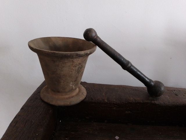 Antico mortaio in ghisa e mano