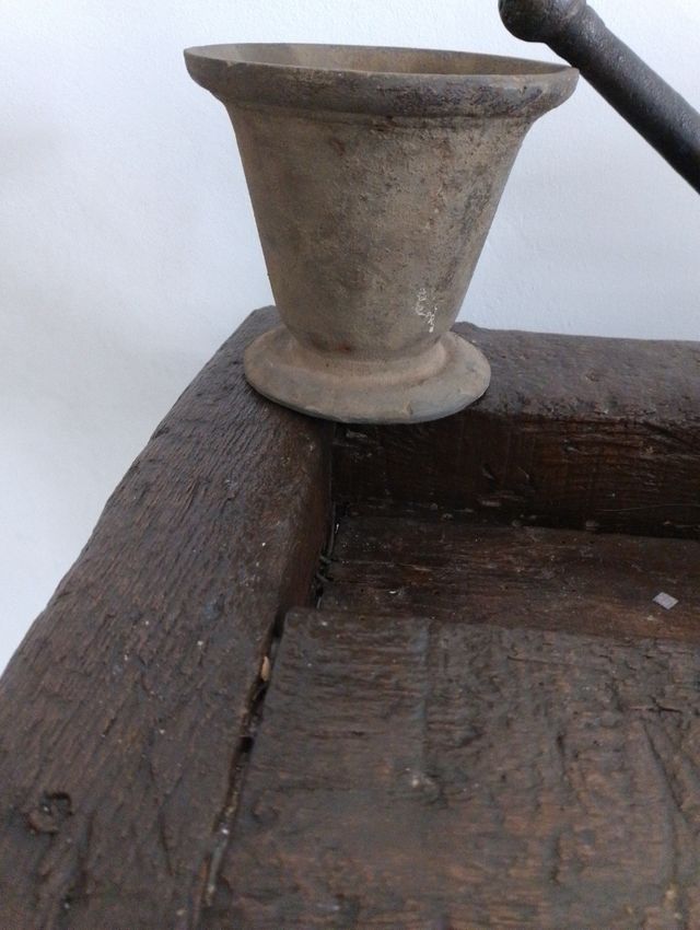 Antico mortaio in ghisa e mano