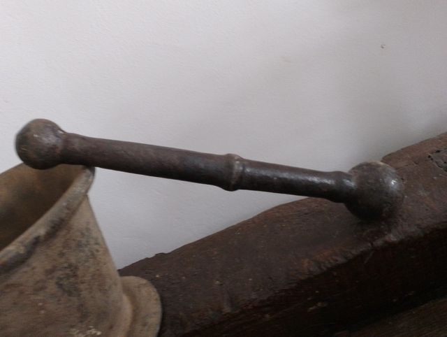 Antico mortaio in ghisa e mano