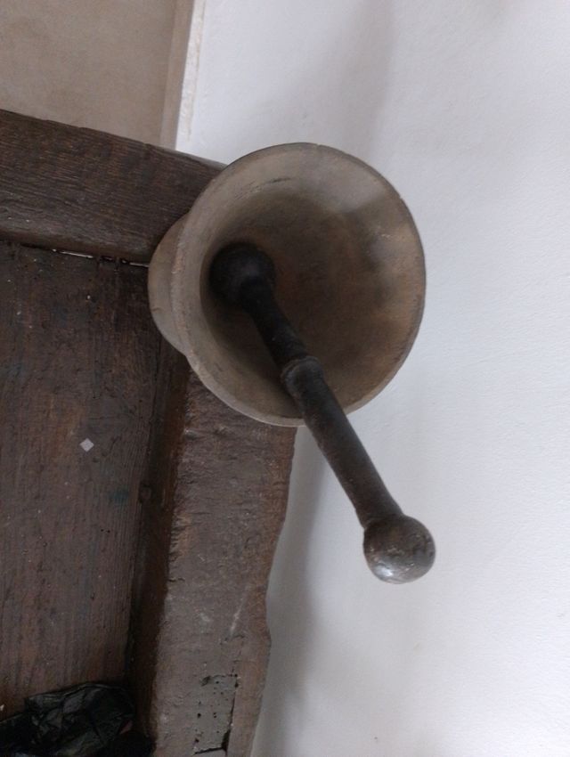 Antico mortaio in ghisa e mano