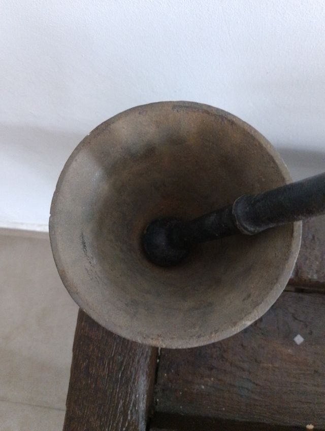 Antico mortaio in ghisa e mano