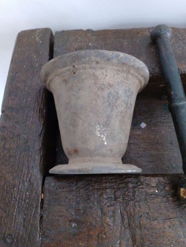 Antico mortaio in ghisa e mano