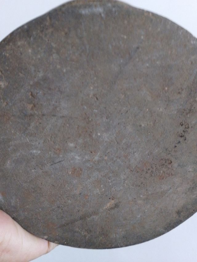 Antico mortaio in ghisa e mano