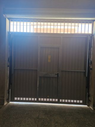 Puerta basculante de muelles con puerta peatonal