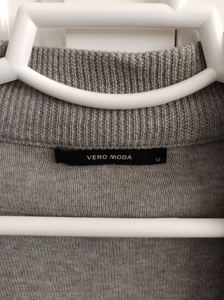 Chaqueta de punto Vero Moda color gris, cortita. 
