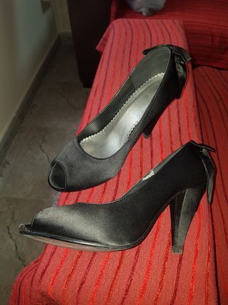 Zapatos de tacón de raso negros