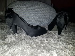 Zapatos de tacón de raso negros