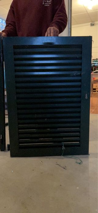 Puerta de aluminio con lamas