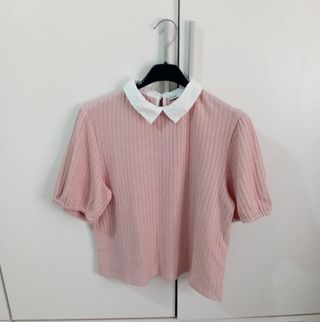 Blusa rosa claro con cuello blanco