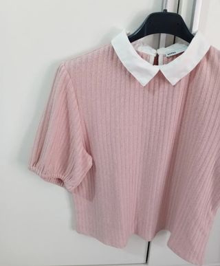 Blusa rosa claro con cuello blanco