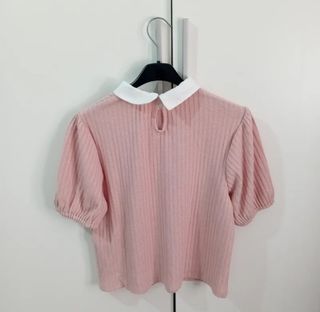 Blusa rosa claro con cuello blanco