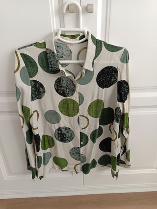 Blusa verde con lunares