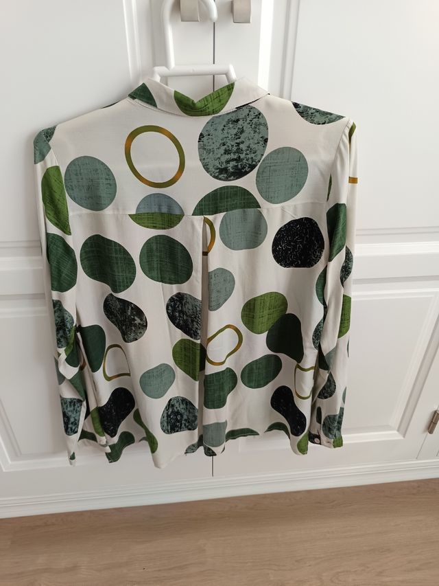 Blusa verde con lunares