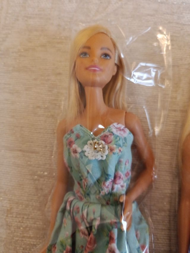 Ocasião Oferta Três Barbies com vestidos.o preço