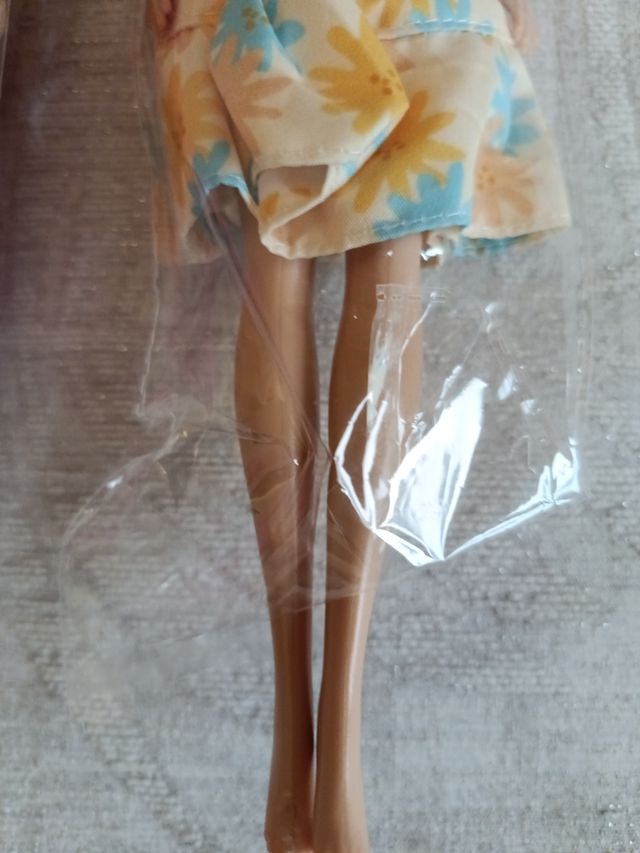 Ocasião Oferta Três Barbies com vestidos.o preço