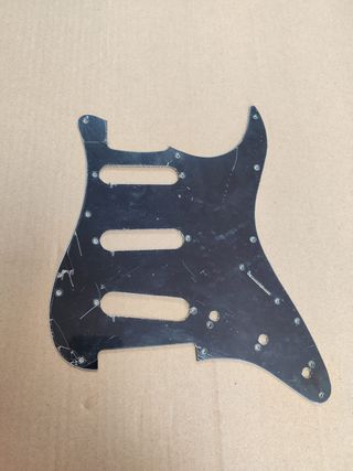 Golpeador Stratocaster SSS Negro 3 Capas